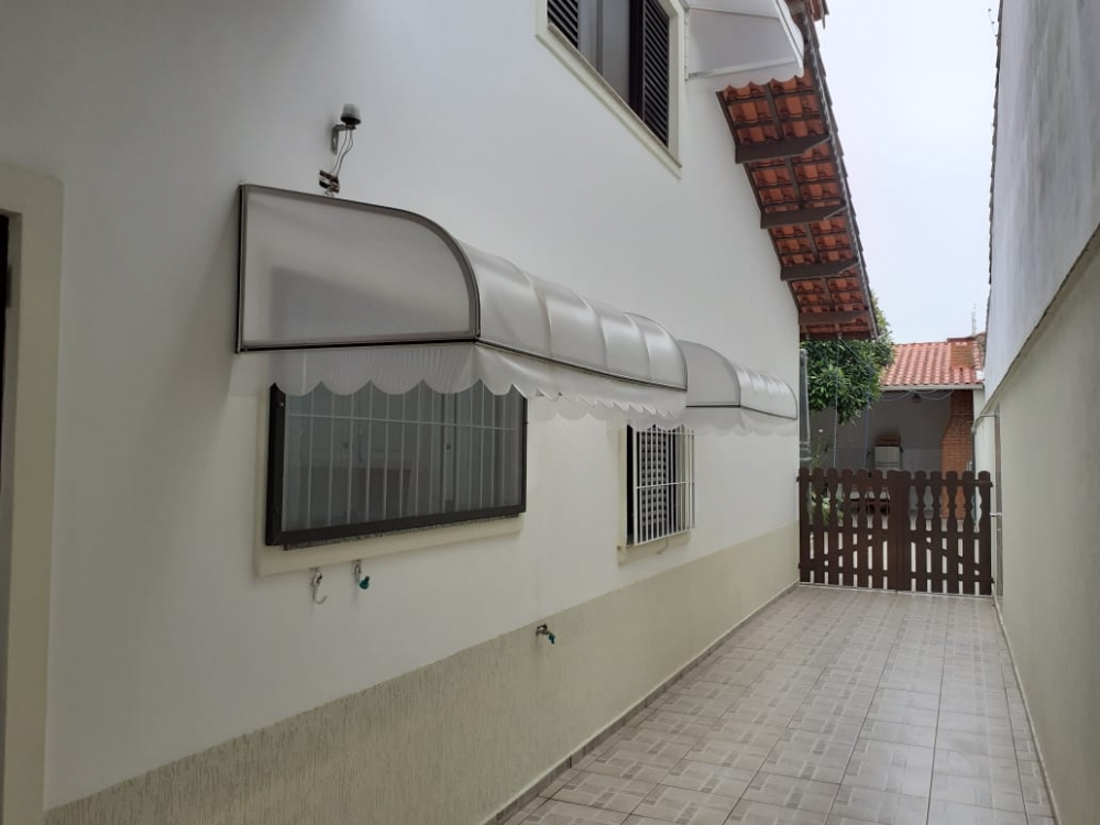 CASA COM 04 DORMITÓRIOS, SENDO